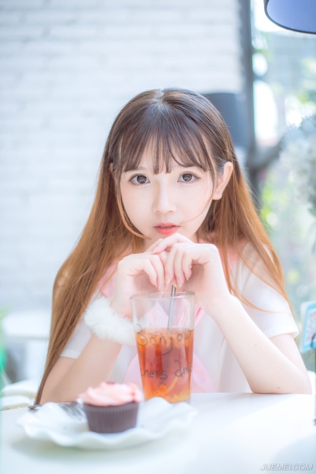 就这么望著吧，直到把浮世望成眼睫上的尘埃。如果，子夜想醉，有什么比叹息更畅怀的?子夜想歌，有什么比忘川之水更能断愁?——三毛